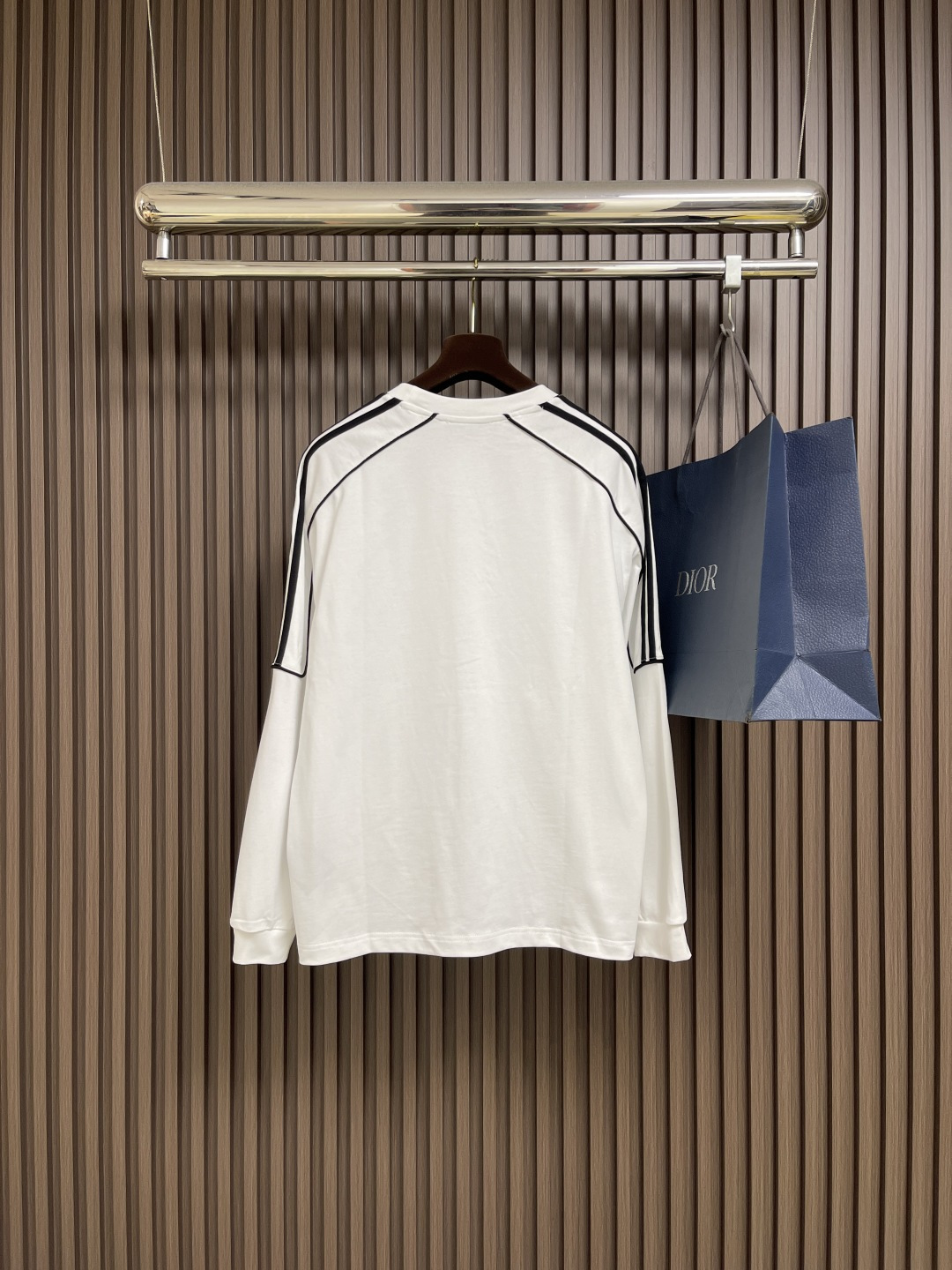 🛒🛒Y3 秋冬季新款圆领长袖T恤，采用优质棉质面料！亲肤舒适！肩部线条点缀设计，版型设计上身腔调十足，裁