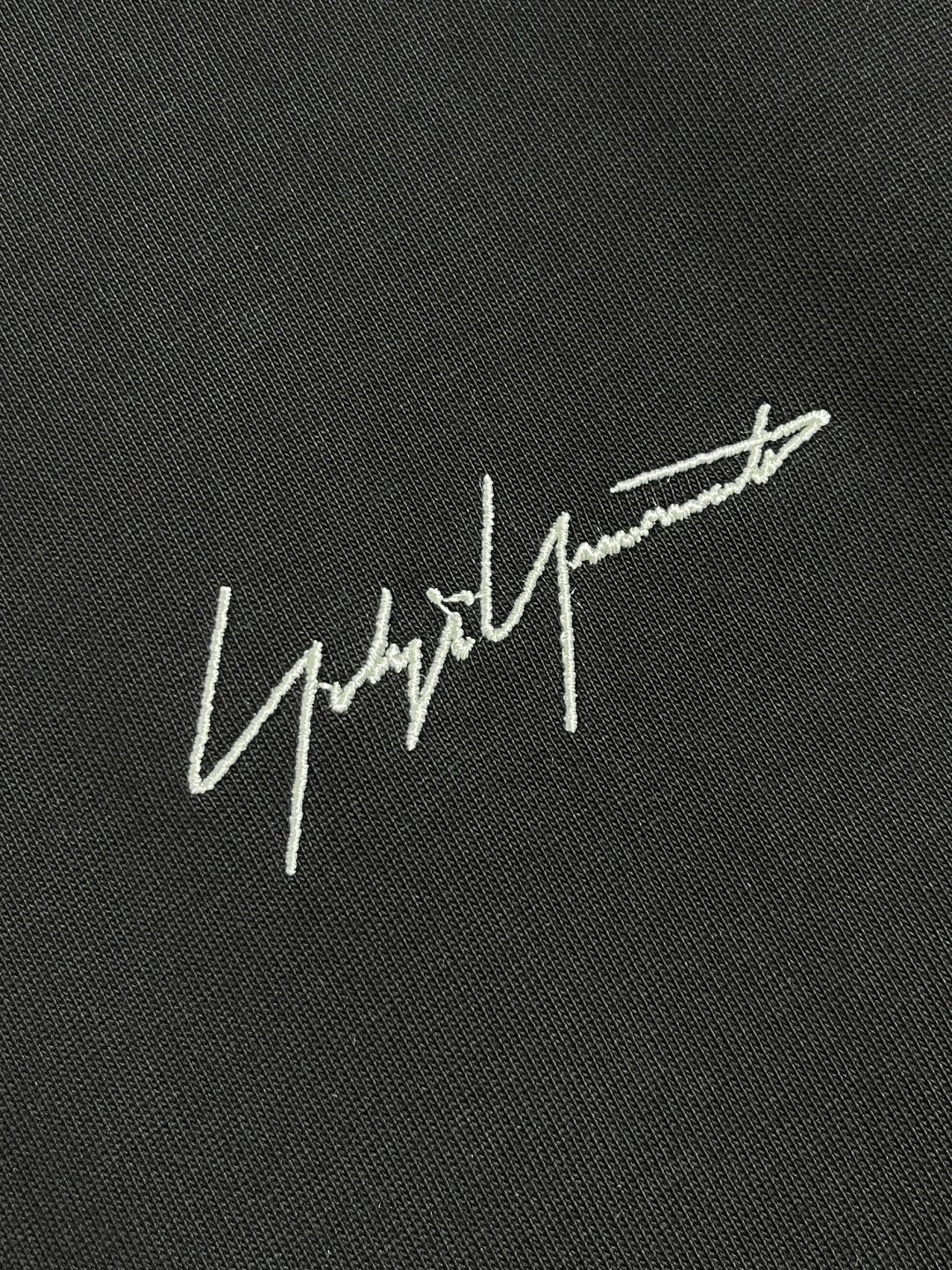 🛒🛒Y3 秋冬季新款圆领长袖T恤，采用优质棉质面料！亲肤舒适！肩部线条点缀设计，版型设计上身腔调十足，裁