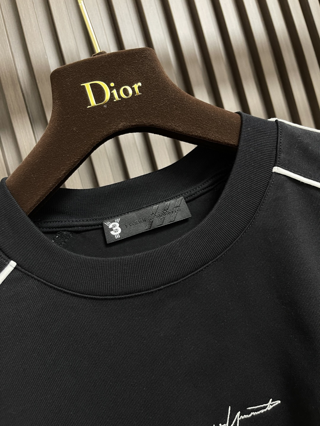 🛒🛒Y3 秋冬季新款圆领长袖T恤，采用优质棉质面料！亲肤舒适！肩部线条点缀设计，版型设计上身腔调十足，裁