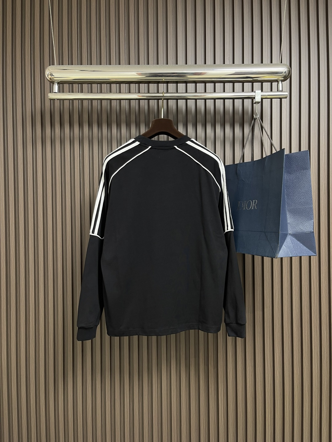 🛒🛒Y3 秋冬季新款圆领长袖T恤，采用优质棉质面料！亲肤舒适！肩部线条点缀设计，版型设计上身腔调十足，裁