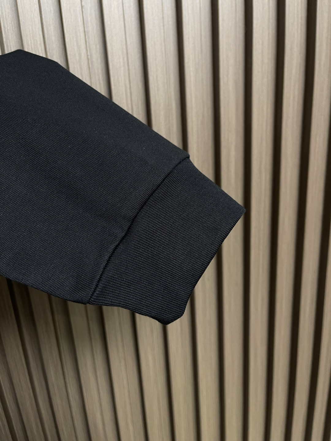 🛒🛒Y3 秋冬季新款圆领长袖T恤，采用优质棉质面料！亲肤舒适！肩部线条点缀设计，版型设计上身腔调十足，裁