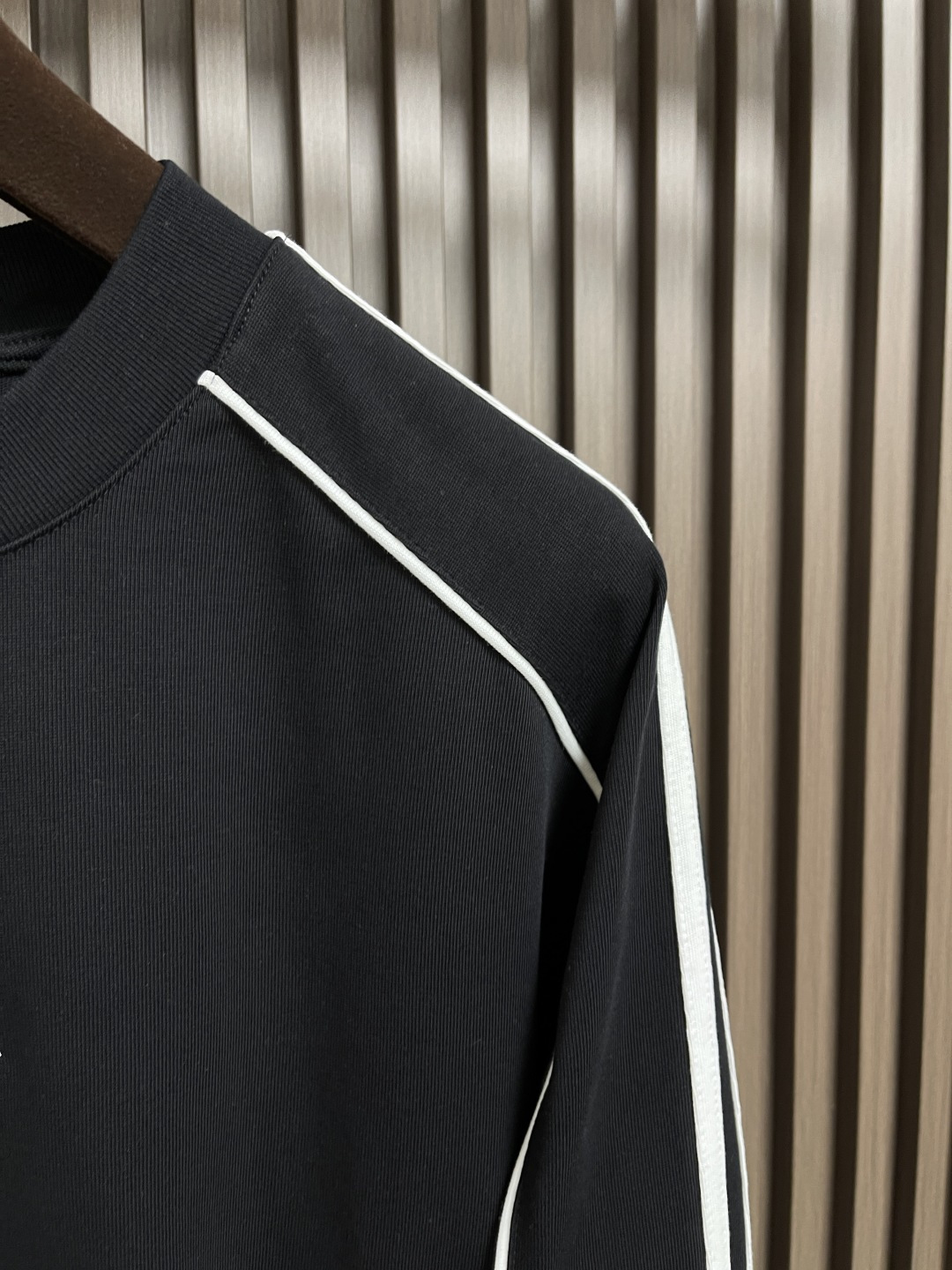 🛒🛒Y3 秋冬季新款圆领长袖T恤，采用优质棉质面料！亲肤舒适！肩部线条点缀设计，版型设计上身腔调十足，裁