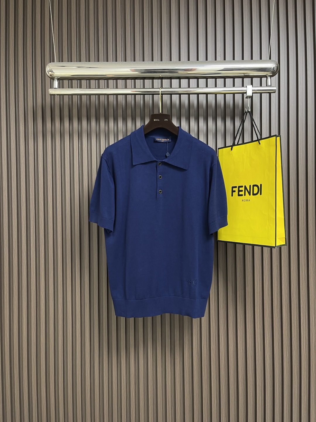 NO:540694,LV 2025SS early autumn new short-sleeved lapel T-shirt polo, customer-ordered fabric, chest logo embroidery simple and fashionable style, classic logo simple and elegant style!  Full of high-end feel, wearable in all seasons. Simple European style. Size S-XL, louis vuitton, T-shirt, tees, t-shirt, alexander wang19860909LV 2025SS早秋新款短袖翻领T恤polo,客订面料 胸前logo标识刺绣简单时尚款,经典logo简单大方的款式！满满的高级感,四季可穿.简欧风格.尺码S-XL,,louis vuitton,T-shirt,tees，t-shirt,alexander wang,Men's clothing