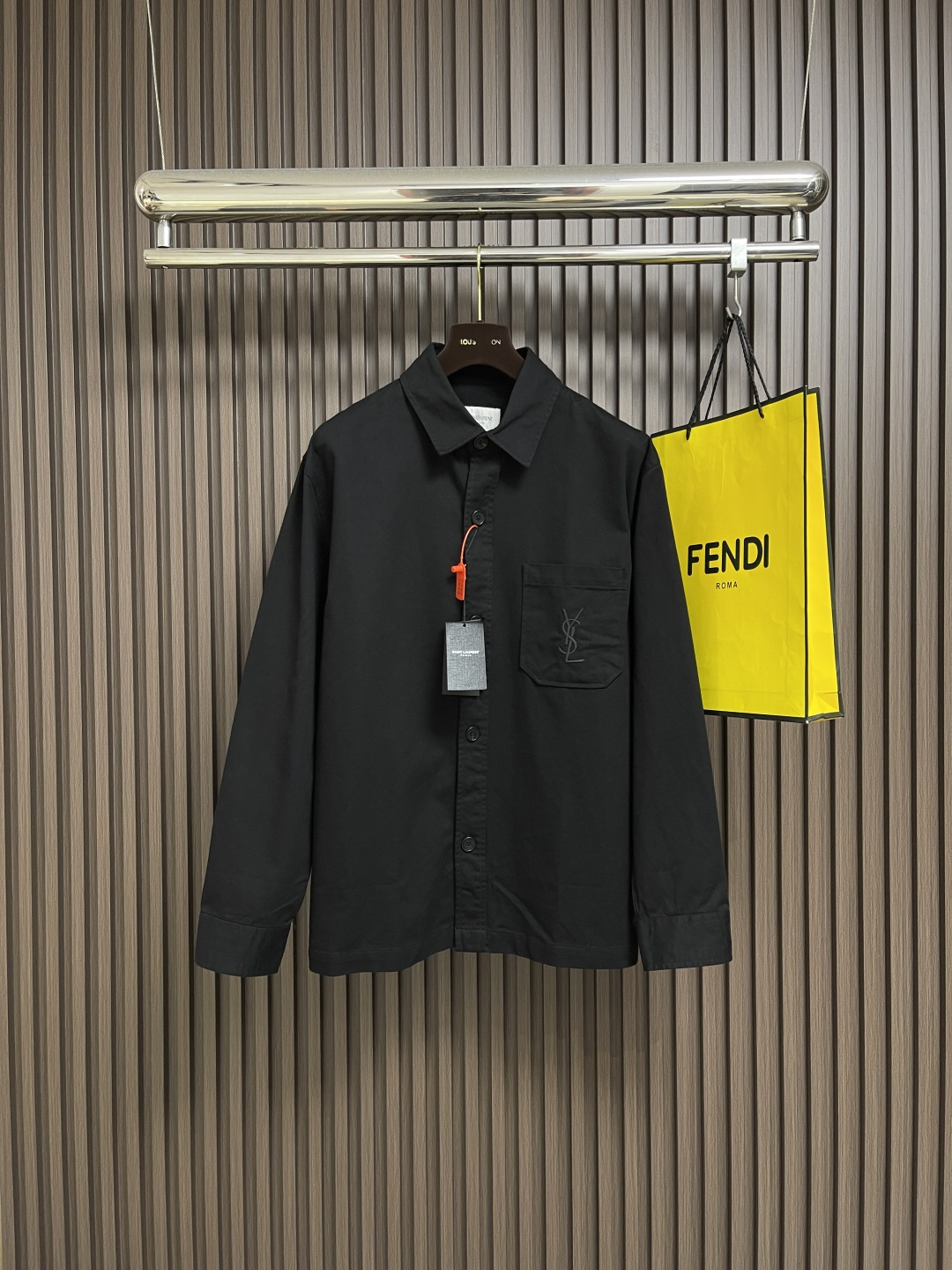 NO:539560,YSL logo embroidered shirt jacket, customized comfort velvet combed cotton, excellent texture, comfortable skin, deep black tone inspired by obsidian, is the ultimate gentle and exquisite YSL logo spread quietly in contrasting colors, full of recognition, like an invisible medal, injecting soul into the shirt, clever design of the collar tip, vertical stretching visual proportions, elegant lines outline the neck style, charming in low-key, universal wear essential items, using imported machine embroidery technology, use advanced computer control system and precision mechanical parts to achieve YSL logo embroidery operation, high precision, smooth and delicate lines, fabrics are washed with sand, better texture, not easy to deform, not easy to shrink, not easy to fade, maintain long-term beauty. Size S-XL,,saint laurent,jackets &  coats,shirts,alexander wang19860909YSL 标识刺绣衬衫式外套,定制舒氧长绒精梳棉 质感卓越 舒适贴肤 以黑曜石为灵感的深邃黑调 是极致的温柔精致YSL标识以撞色方式悄然铺展 辨识度十足 像一枚隐形勋章 为衬衫注入灵魂 领尖巧妙设计 纵向拉伸视觉比例 优雅线条勾勒颈部风采于低调中绽放魅力 万能穿搭必备单品,采用进口机刺绣工艺 使用先进的计算机控制系统和精密的机械部件 实现YSL 标识刺绣作业 精度高 线条流畅而细腻,面料都经过砂洗 手感质感更佳 不易变形 不易缩水 不易褪色 保持长久的美观.尺码S-XL,,saint laurent,jackets & coats,shirts,alexander wang,Men's clothing