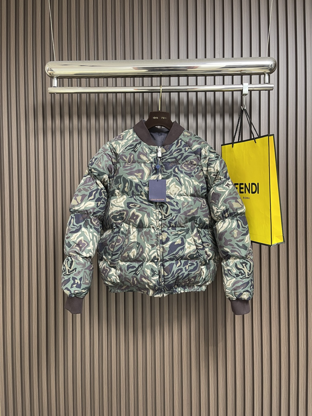 NO:539558,LV leather camouflage double-sided cotton jacket, using 90% white duck down as filler, has excellent warmth and light texture. When fingers brushing the surface, you can feel the fluffy down as light as a cloud, which not only provides excellent warmth, but also ensures a comfortable wearing experience. The double-sided wearable design has finely processed the fabric on both sides. One side is a high-end matte matte material. Through special coating and treatment technology, it makes its texture delicate, calm and low-key. The other side is a vibrant and bright reflective material, which uses the ingenuity of hiding flesh to make it look thinner. The shoulder-falling design weakens the shoulder lines through precise cutting, making the shoulder lines look softer and more natural, and can also modify the shortcomings of the shoulders. Size 46-52,,louis vuitton, jackets & coats, down jacket, alexander wang19860909LV皮标迷彩双面棉服外套,采用90％白鸭绒作为填充物,具有极佳的保暖性能和轻盈质感,手指拂过表层能感受到蓬松的羽绒如云朵般轻盈回弹,不仅提供了卓越的保暖效果,还保证了穿着的舒适体验；双面可穿的设计对两面的面料进行了精细处理,一面是高级感十足的哑光雾面材质,通过特殊的涂层和处理工艺,使其质感细腻色泽沉稳低调,另一面是活力四射的亮面反光材质,运用了反了藏肉显瘦的巧思.落肩设计通过精确的剪裁弱化肩线,使得肩部线条看起来更加柔和自然,同时也能修饰肩部的不足.尺码46-52,,louis vuitton,jackets & coats,down jacket,alexander wang,Men's clothing