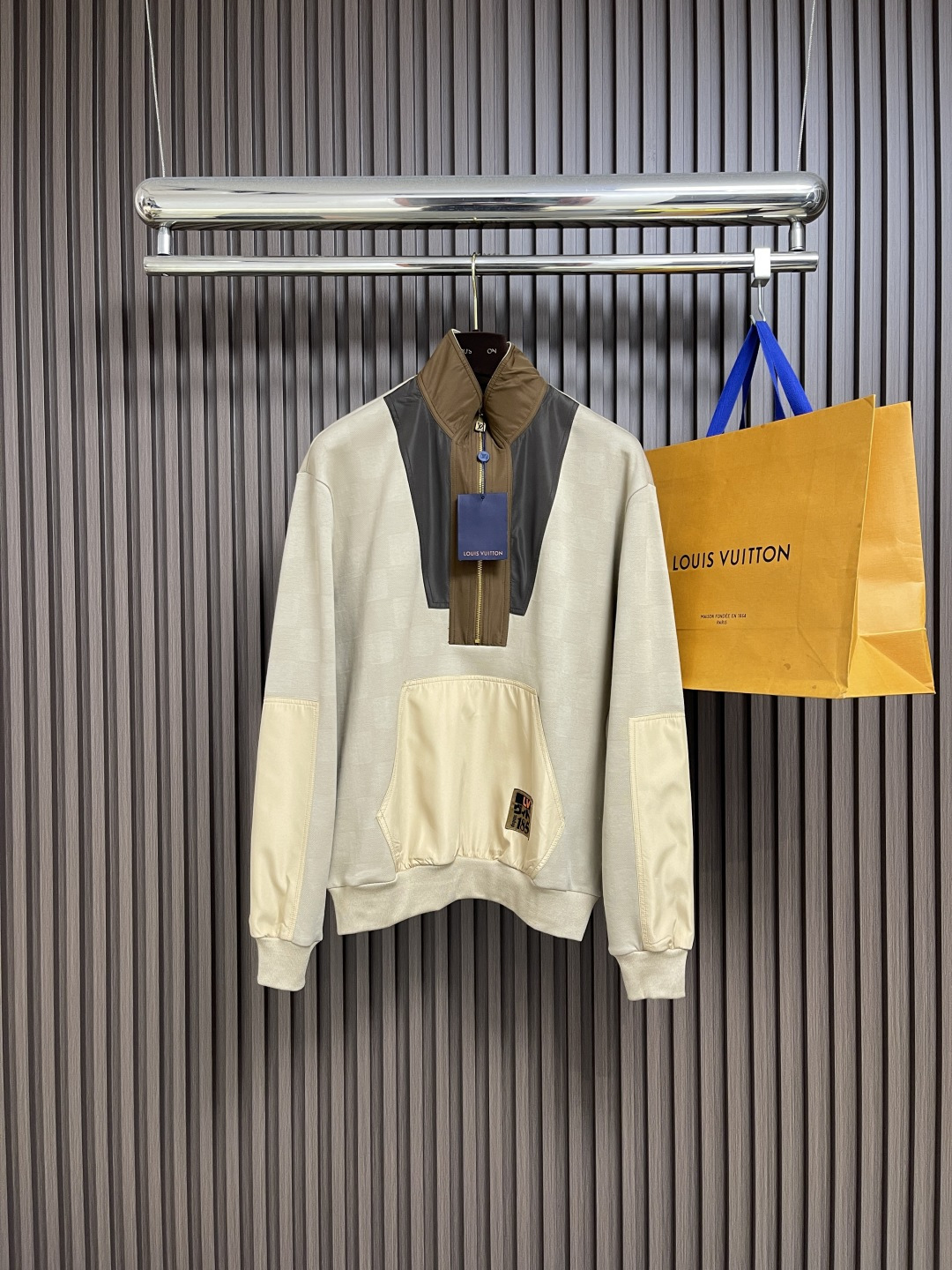 NO:530120,LV semi-zipper contrasting work sweatshirt, this semi-zipper pullover is a Damier bead floor cotton blended body splicing contrasting color inlay, and the dynamic atmosphere is self-evident. The matching is suitable. Size S-XL, louis vuitton, hoodie, sweatshirts, alexander wang19860909LV 半拉链撞色工装卫衣,本款半拉链套头衫为Damier珠地棉混纺身拼接撞色嵌饰,动感气息不言而喻.搭配相宜.尺码S-XL,,louis vuitton,hoodie,sweatshirts,alexander wang,Men's clothing