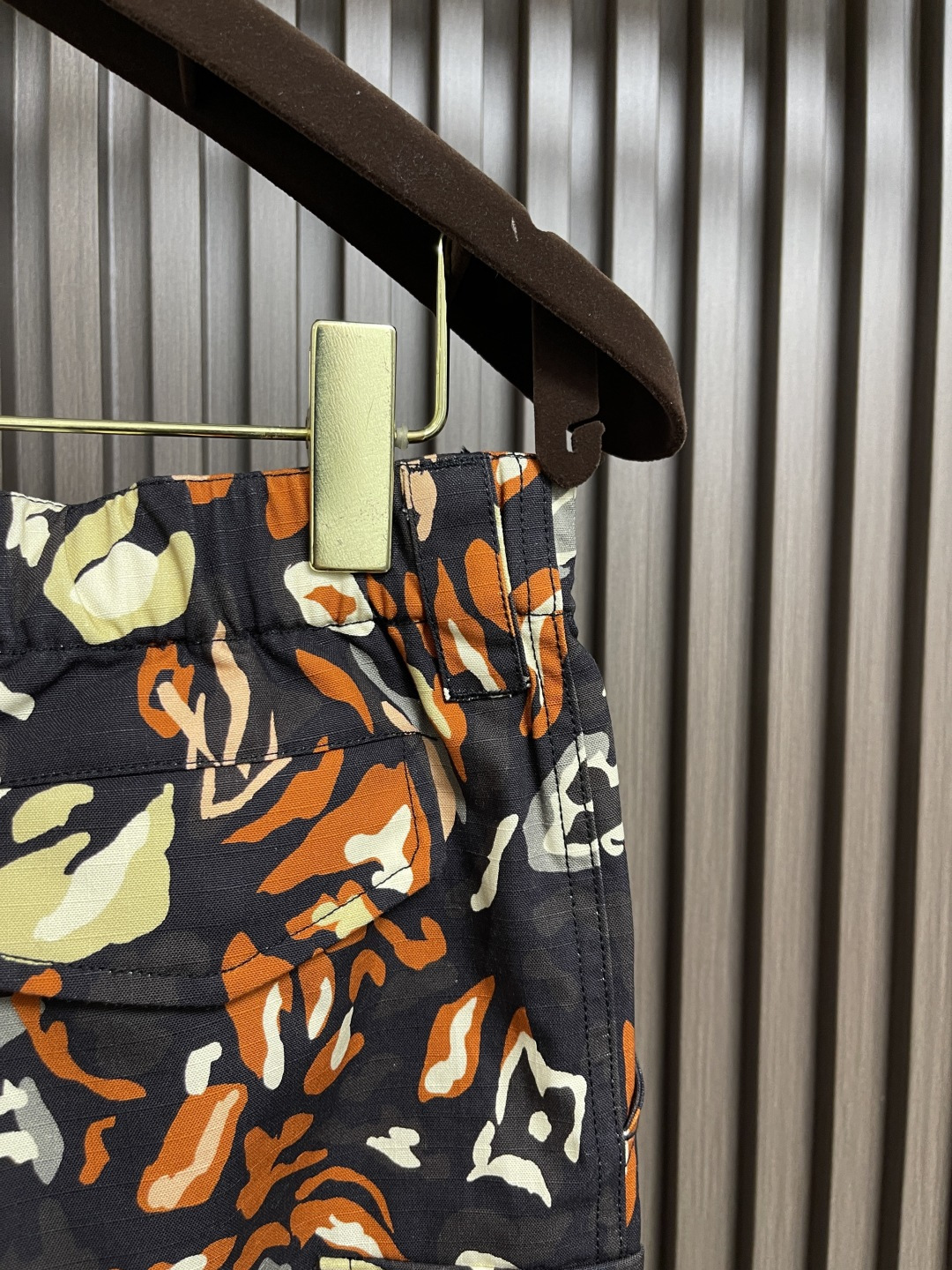 🛒🛒LV 2025FW早秋新品风琴袋迷彩工装长裤，本款都市工装裤为 LV Camo 图案含蓄融入Mono