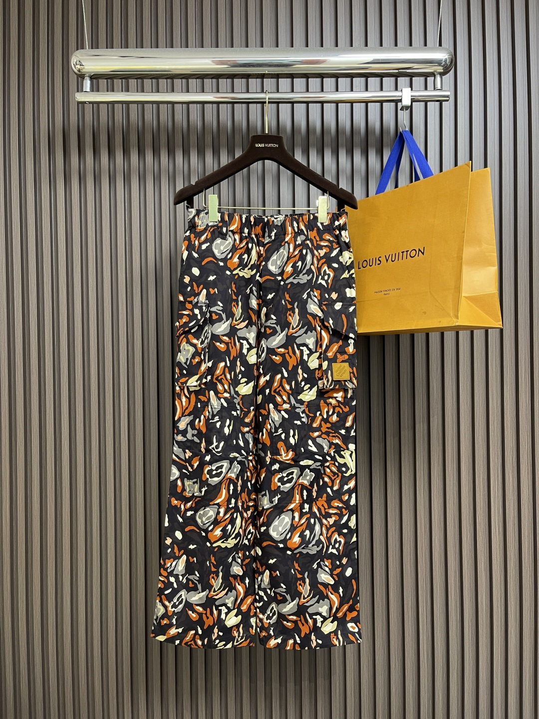 NO:530119,LV 2025FW early autumn new product organ bag camouflage work trousers. This urban work trousers are made of LV Camo pattern implicitly incorporated into the Monogram logo, showing the joint creativity of Pharrell Williams and Nigo in the 2025 autumn and winter series. Working pockets, knees are double-layer splicing structure, and Marque L.Vuitton Deposee embellishes the left pocket. Size S-XL,,louis vuitton,alexander wang19860909LV 2025FW早秋新品风琴袋迷彩工装长裤,本款都市工装裤为 LV Camo 图案含蓄融入Monogram 标识,展现Pharrell Williams与Nigo在2025秋冬系列的联袂创意.工装口袋,膝部呈现双层拼接结构,Marque L.Vuitton Deposee 贴饰点缀左侧口袋.尺码S-XL,,louis vuitton,alexander wang,Men's clothing