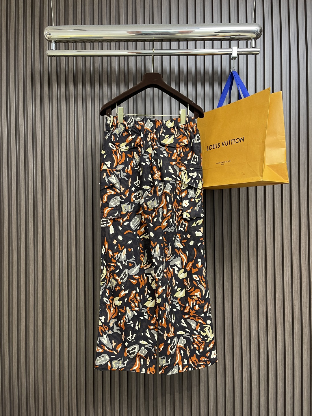 🛒🛒LV 2025FW早秋新品风琴袋迷彩工装长裤，本款都市工装裤为 LV Camo 图案含蓄融入Mono