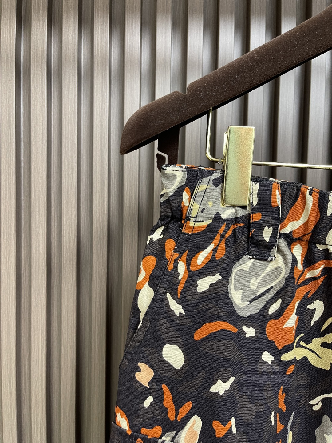 🛒🛒LV 2025FW早秋新品风琴袋迷彩工装长裤，本款都市工装裤为 LV Camo 图案含蓄融入Mono