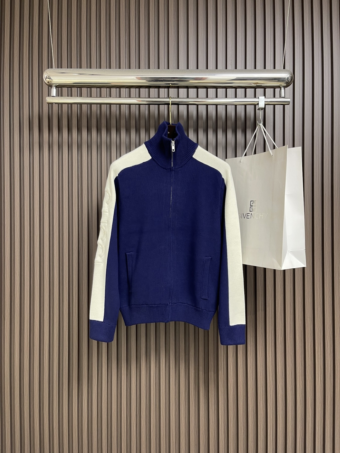 NO:539541,GUCCI 2025SS Gart series wool zipper jacket, spliced ​​wool zipper jacket, cuffs with logo embroidery, customized fabric, breathable and comfortable, impeccable details, brand elements design concept, reflecting high quality. It feels delicate and soft!  Present casual cut, with a great upper body style, same style for men and women. Size S-XL, gucci, jackets & coats, alexander wang19860909GUCCI 2025SS Gart系列毛织拉链外套,拼接毛织拉链外套 袖口自带logo刺绣 定制面料 透气舒适度高,细节无可挑剔,品牌元素设计理念,体现高品质.手感细腻柔软！呈现休闲裁剪,上身版型超赞 男女同款.尺码S-XL,,gucci,jackets & coats,alexander wang,Men's clothing