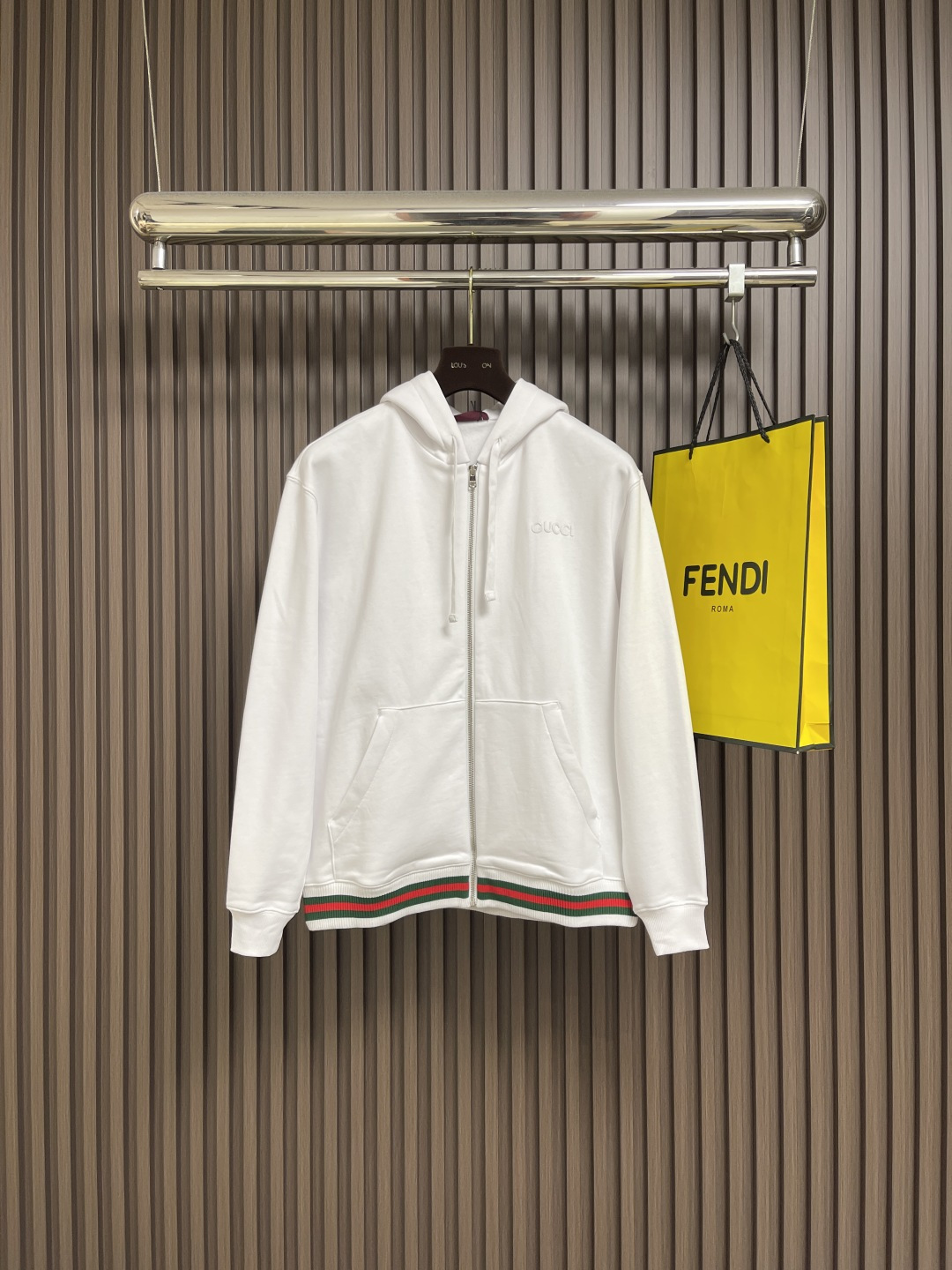 NO:538606,GUCCI 2025ss new style knitted cotton hooded sweatshirt This oversized styling sweatshirt is made of knitted cotton fabric, embellished with Gucci logo patches and red and green webbing piping. Size S-XL, gucci, hoodie, sweatshirts, hats, alexander wang19860909GUCCI 2025ss新款饰织带针织棉连帽卫衣 这款超大造型卫衣以针织棉面料匠心打造,缀饰Gucci标识贴饰和红绿织带滚边.尺码S-XL,,gucci,hoodie,sweatshirts,hats,alexander wang,Men's clothing