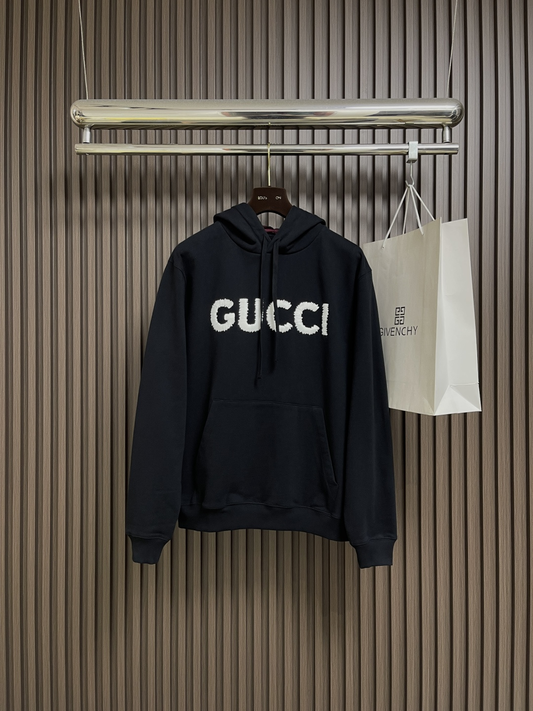 NO:550375,GUCCI 2025ss new embroidered knitted cotton hooded sweatshirts, a variety of new season knitted items continue to interpret the brand elements ingeniously. This regular version of hooded sweatshirts is ingeniously created with fine velvet knitted cotton, cleverly incorporates Gucci wool yarn embroidery, making the entire design more charming. Size XS-L, gucci, hoodie, sweatshirts, hats, alexander wang19860909GUCCI 2025ss新款饰刺绣针织棉连帽卫衣,多款新季针织单品持续匠心演绎品牌元素.这款常规版型连帽卫衣以细绒针织棉匠心打造,巧妙融入Gucci羊毛纱线刺绣,令整个设计更添魅力.尺码XS-L,,gucci,hoodie,sweatshirts,hats,alexander wang,Men's clothing