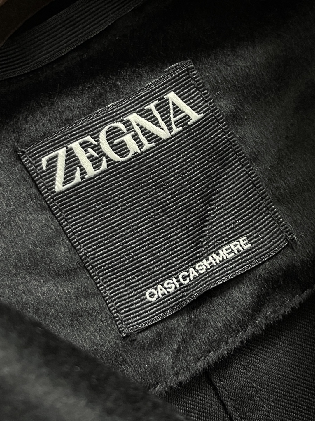 🛒🛒Zegna 2025SS秋冬新款长袖衬衫，胸前对称的大口袋，是工装风格的轻量表达。宽松却不垮塌的剪裁