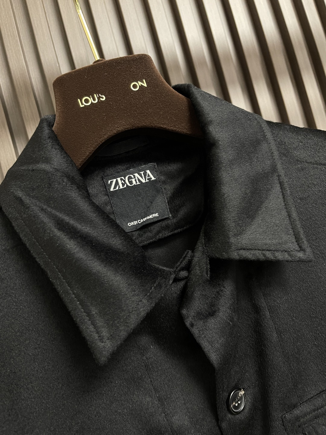 🛒🛒Zegna 2025SS秋冬新款长袖衬衫，胸前对称的大口袋，是工装风格的轻量表达。宽松却不垮塌的剪裁