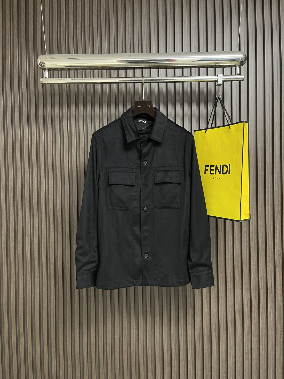 NO:548503,Zegna 2025SS Autumn and Winter New Long-sleeved Shirt with a symmetrical large pocket on the chest is a lightweight expression of workwear style. The loose but not collapsed tailoring meets the ergonomic stretching needs. The details of the cuffs exposed when the hand is raised are exquisite. The true high-end one is to remove all the deliberation, but make every detail worth savoring. Size S-XL, Shirts, alexander wang19860909Zegna 2025SS秋冬新款长袖衬衫,胸前对称的大口袋,是工装风格的轻量表达.宽松却不垮塌的剪裁,符合人体工学的舒展需求,抬手间露出的 袖口细节,极简中藏着精致.真正的高级,是去掉所有刻意,却让每个细节都值得细品.尺码S-XL,,shirts,alexander wang,Men's clothing