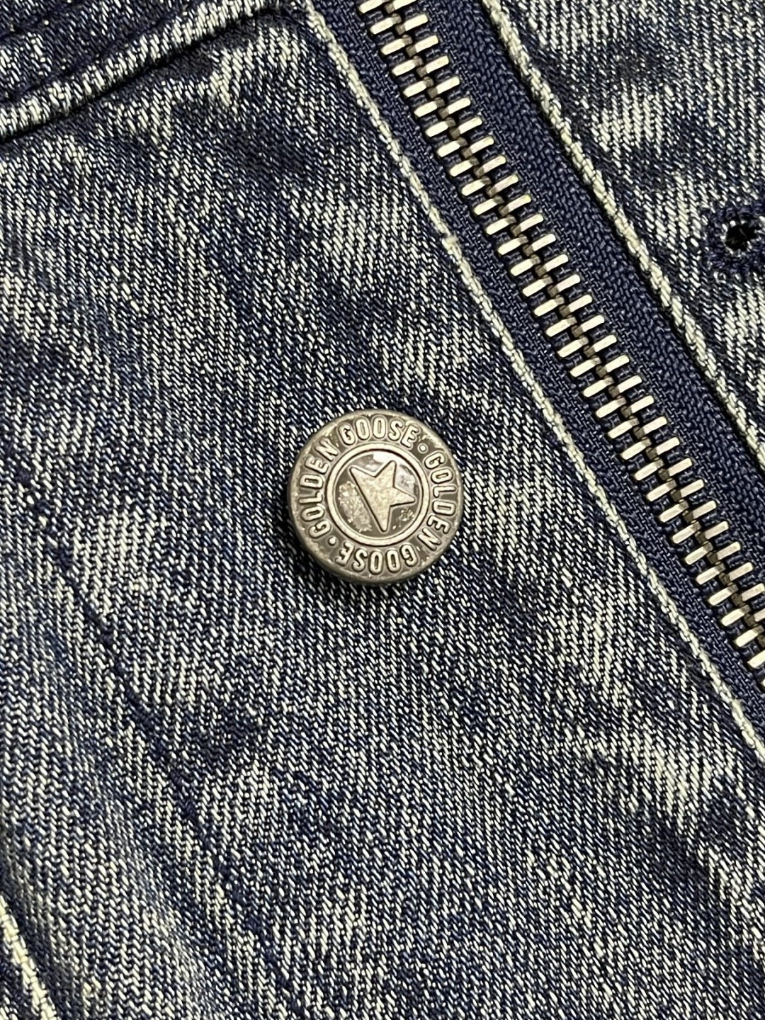 🛒🛒Golden Goose GGDB 易烊千玺同款可拆袖男女同款牛仔外套，裁片采用激光烧花工艺精准切割