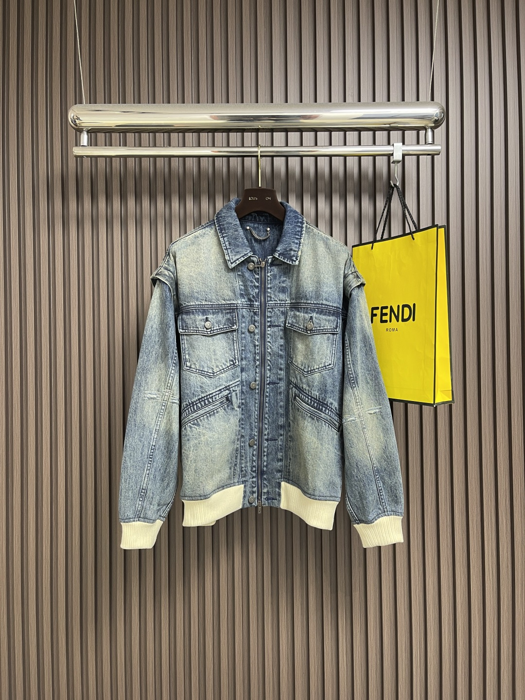 NO:530107,Golden Goose GGDB Yi Yang Qianxi's same style as detachable sleeves for men and women, the cut pieces are accurately cut by laser flowering technology, and the matching aluminum alloy with letter logo. The overall wiring is straight and delicate, the fabric is comfortable and soft, and the color is consistent and no color difference. It can be matched with the same style to create a fashionable look, and can handle various occasions, customize auxiliary materials, complete three standards, sizes S-XL,, jackets & coats, alexander wang19860909Golden Goose GGDB 易烊千玺同款可拆袖男女同款牛仔外套,裁片采用激光烧花工艺精准切割,配套铝合金带字母logo.整体走线平直细腻,面料舒适柔软,颜色一致无色差 能与同款搭配营造时尚造型,驾驭各种场合,定制辅料,三标齐全,尺码S-XL,,jackets & coats,alexander wang,Men's clothing