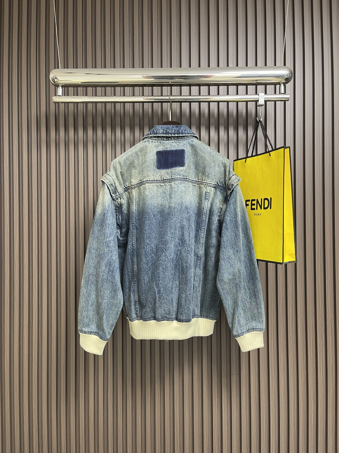 🛒🛒Golden Goose GGDB 易烊千玺同款可拆袖男女同款牛仔外套，裁片采用激光烧花工艺精准切割