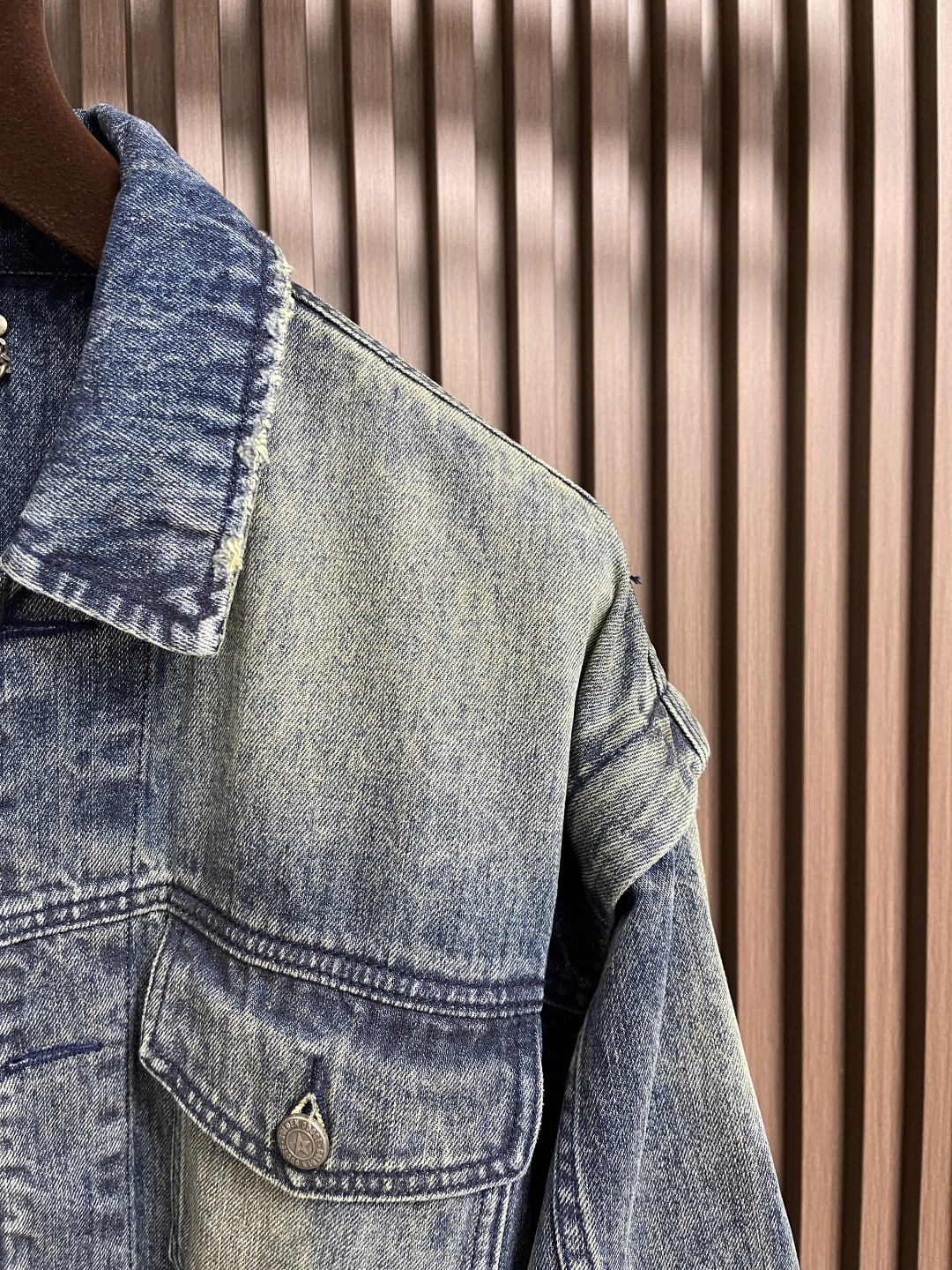 🛒🛒Golden Goose GGDB 易烊千玺同款可拆袖男女同款牛仔外套，裁片采用激光烧花工艺精准切割