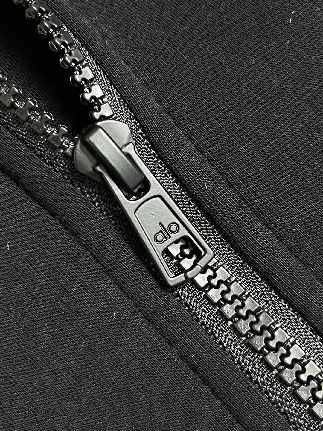 🛒🛒Alo 连帽大口袋拉链外套，采用高品质的面料，具有出色的防风性能，能有效抵挡户外的强风侵袭，为你提供