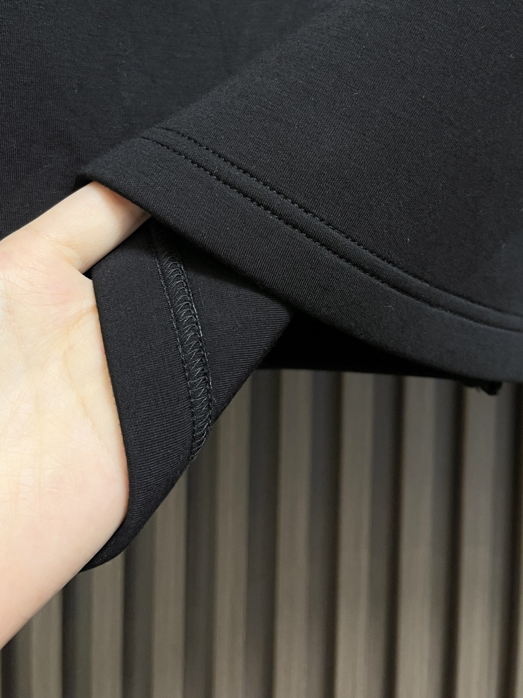 🛒🛒Alo 连帽大口袋拉链外套，采用高品质的面料，具有出色的防风性能，能有效抵挡户外的强风侵袭，为你提供