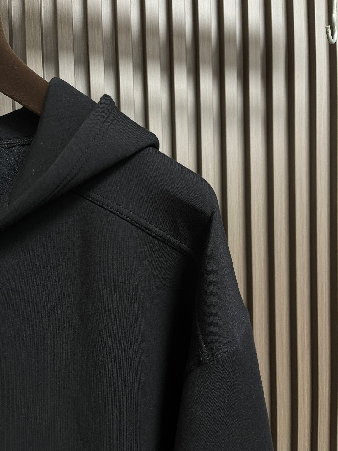 🛒🛒Alo 连帽大口袋拉链外套，采用高品质的面料，具有出色的防风性能，能有效抵挡户外的强风侵袭，为你提供