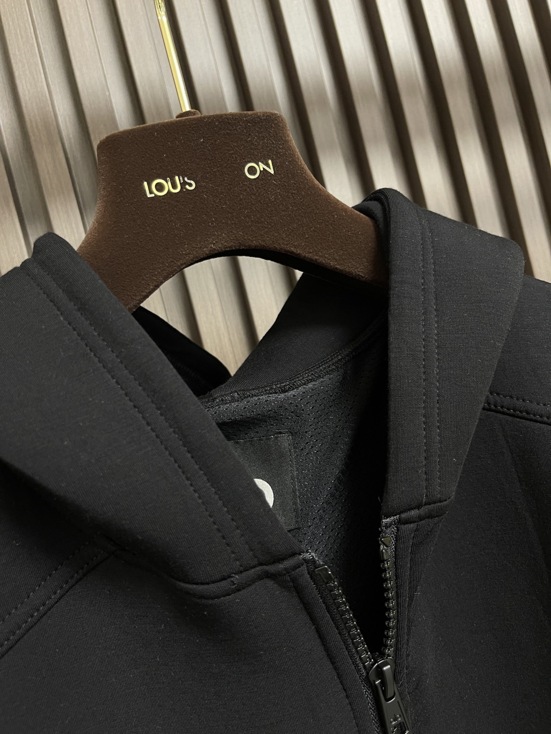 🛒🛒Alo 连帽大口袋拉链外套，采用高品质的面料，具有出色的防风性能，能有效抵挡户外的强风侵袭，为你提供