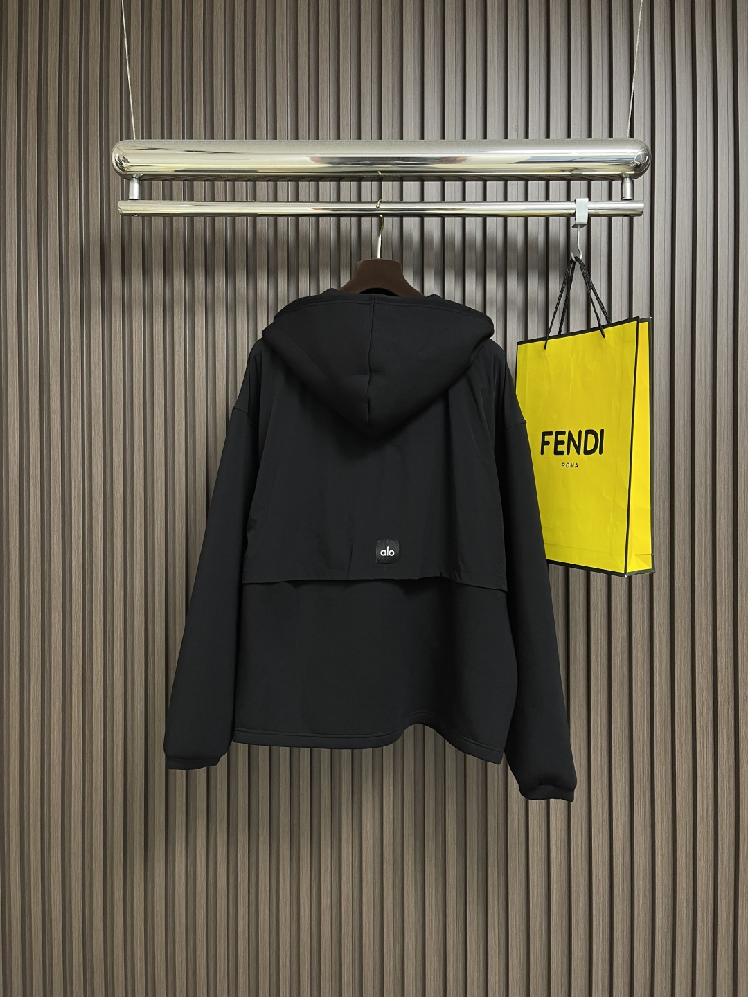 🛒🛒Alo 连帽大口袋拉链外套，采用高品质的面料，具有出色的防风性能，能有效抵挡户外的强风侵袭，为你提供