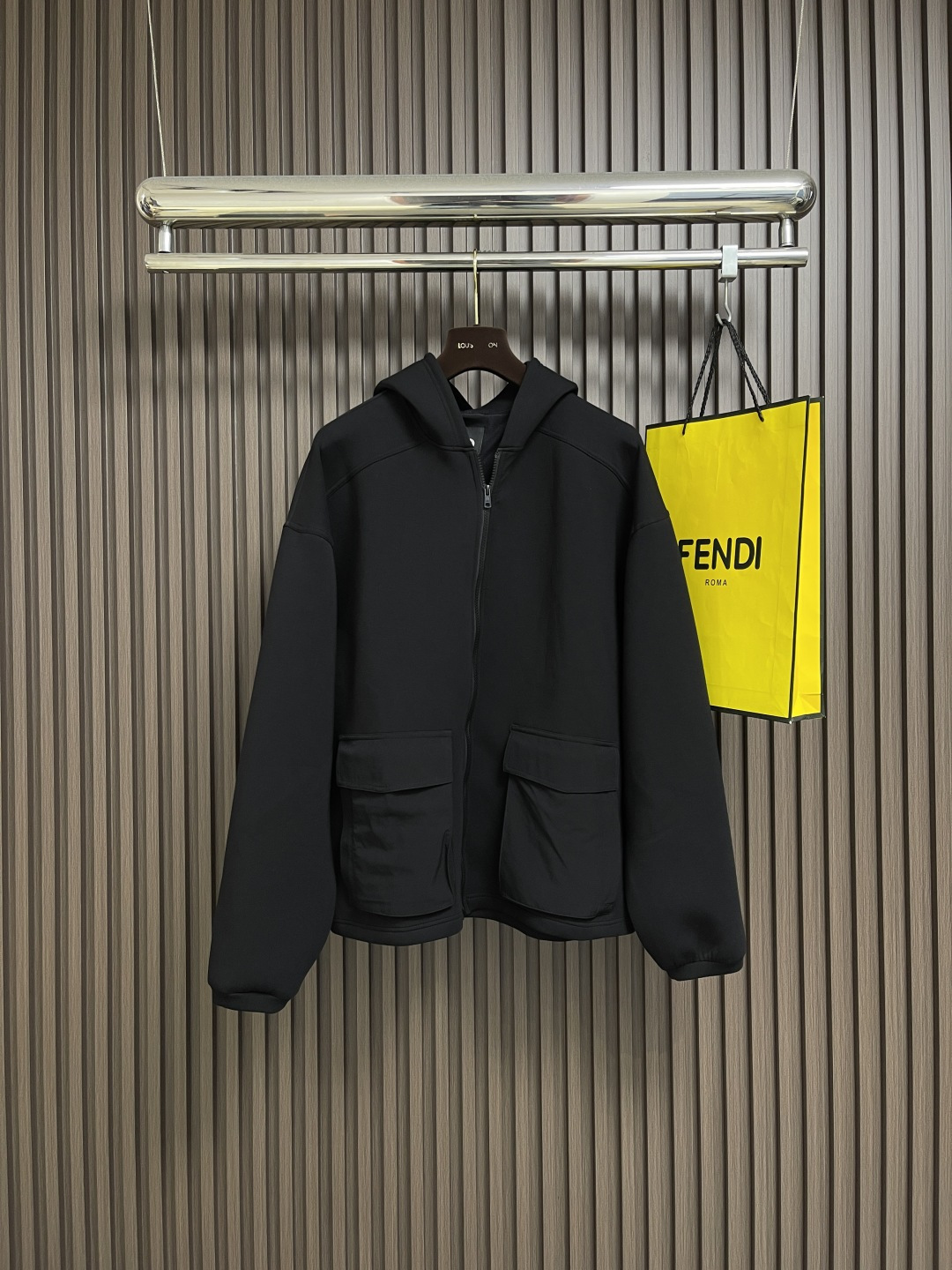 NO:530109,The Alo hooded large pocket zipper jacket is made of high-quality fabric and has excellent wind resistance. It can effectively resist strong winds from outdoors and provide you with warm protection. At the same time, its waterproof function is also very reliable, which can keep you dry even in light rain!  In terms of appearance design, keep up with fashion trends. Simple and elegant styles are not only suitable for outdoor wear, but also easily integrated into daily outfits. Whether it is hiking, mountaineering or traveling, it can make you the focus of attention. Size S-XL, Jackets & coats, hats, alexander wang19860909Alo 连帽大口袋拉链外套,采用高品质的面料,具有出色的防风性能,能有效抵挡户外的强风侵袭,为你提供温暖的防护.同时,它的防水功能也十分可靠,即便遇到小雨天气,也能让你保持干爽！在外观设计上,紧跟时尚潮流.简洁大方的款式,不仅适合户外穿着,也能轻松融入日常穿搭中.无论是徒步、登山还是旅行,它都能让你成为众人瞩目的焦点.尺码S-XL,,jackets & coats,hats,alexander wang,Men's clothing