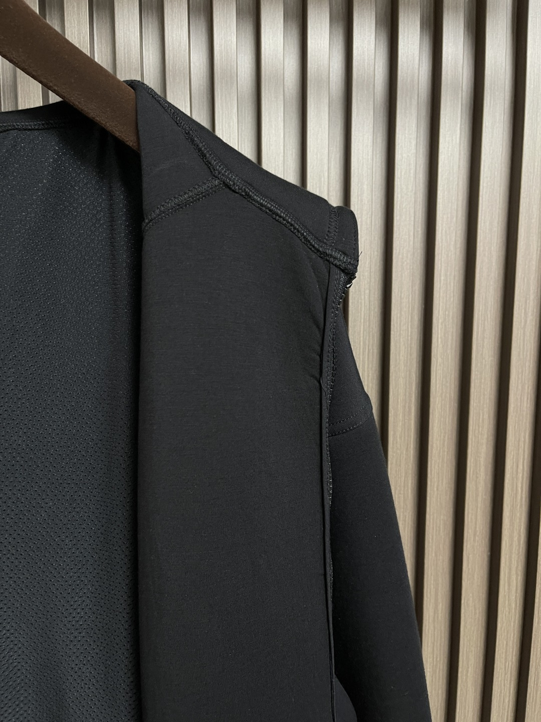 🛒🛒Alo 连帽大口袋拉链外套，采用高品质的面料，具有出色的防风性能，能有效抵挡户外的强风侵袭，为你提供