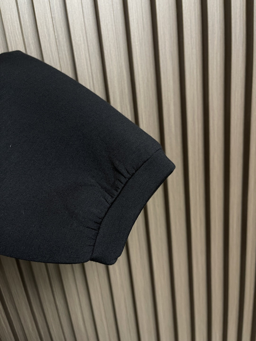 🛒🛒Alo 连帽大口袋拉链外套，采用高品质的面料，具有出色的防风性能，能有效抵挡户外的强风侵袭，为你提供