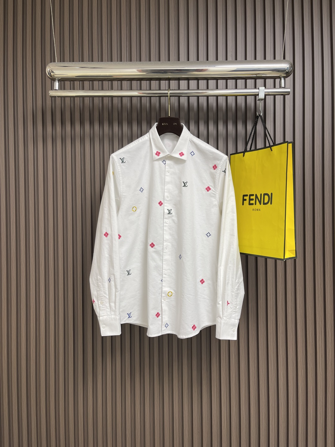 NO:539562,LV letter logo embroidered long-sleeved shirt, full of embroidery to break the silence, classic lapels are neatly cut, colorful threads bloom silently in dark colors, branches and vines coil LV badges, diamonds and rings are secretly speaking between stitches, which is a conversation between noble and unruly. Size S-XXL S S shoulder width 46cm bust 102cm long 76cm M S shoulder width 47cm bust 106cm long 77.5cm L S shoulder width 48cm bust 110cm long 79cm XL S shoulder width 49cm bust 114cm long 80.5cm XXL S shoulder width 50cm bust 118cm long 82cm, louis vuitton,shirts,alexander wang19860909LV 字母logo标识绣花长袖衬衫,满身绣花刺破沉寂,经典翻领利落裁刻,彩线于暗色中缄默绽放,枝蔓盘绕LV徽章,菱形与圆环在针脚间密语,是矜贵与不羁的对谈.尺码S-XXL S码肩宽46cm胸围102cm衣长76cm M码肩宽47cm胸围106cm衣长77.5cm L码肩宽48cm 胸围110cm 衣长79cm XL码肩宽49cm 胸围114cm 衣长80.5cm XXL码肩宽50cm 胸围118cm 衣长82cm,,louis vuitton,shirts,alexander wang,Men's clothing