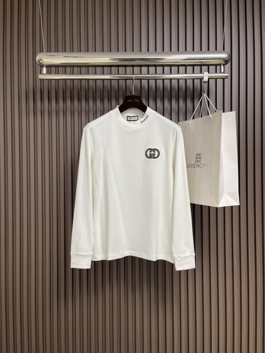 NO:538591,GUCCI 2025ss autumn new round neck long-sleeved T-shirt!  Contrast collar with heavy industry and embroidery!  Special-spoke tight cotton fabric, hem loose design, gram weight 380g, uniform and glossy. The three-dimensional shape is stable and not easy to deform; the upper body is strong and stylish!  Size M-3XL, gucci,tees, t-shirt,alexander wang19860909GUCCI 2025ss秋季新品圆领长袖T恤！撞色领搭配重工、刺绣！特纺紧密棉面料,下摆散口设计,克重380g,均匀有光泽度.立体造型稳定,不易变形；上身力挺有型！尺码M-3XL,,gucci,tees，t-shirt,alexander wang,Men's clothing