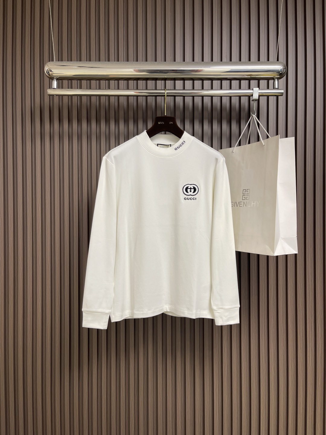 NO:538613,GUCCI 2025ss autumn new round neck long-sleeved T-shirt!  Contrast collar with heavy industry and embroidery!  Special-spoke tight cotton fabric, hem loose design, gram weight 380g, uniform and glossy. The three-dimensional shape is stable and not easy to deform; the upper body is strong and stylish!  Size M-3XL, gucci,tees, t-shirt,alexander wang19860909GUCCI 2025ss秋季新品圆领长袖T恤！撞色领搭配重工、刺绣！特纺紧密棉面料,下摆散口设计,克重380g,均匀有光泽度.立体造型稳定,不易变形；上身力挺有型！尺码M-3XL,,gucci,tees，t-shirt,alexander wang,Men's clothing