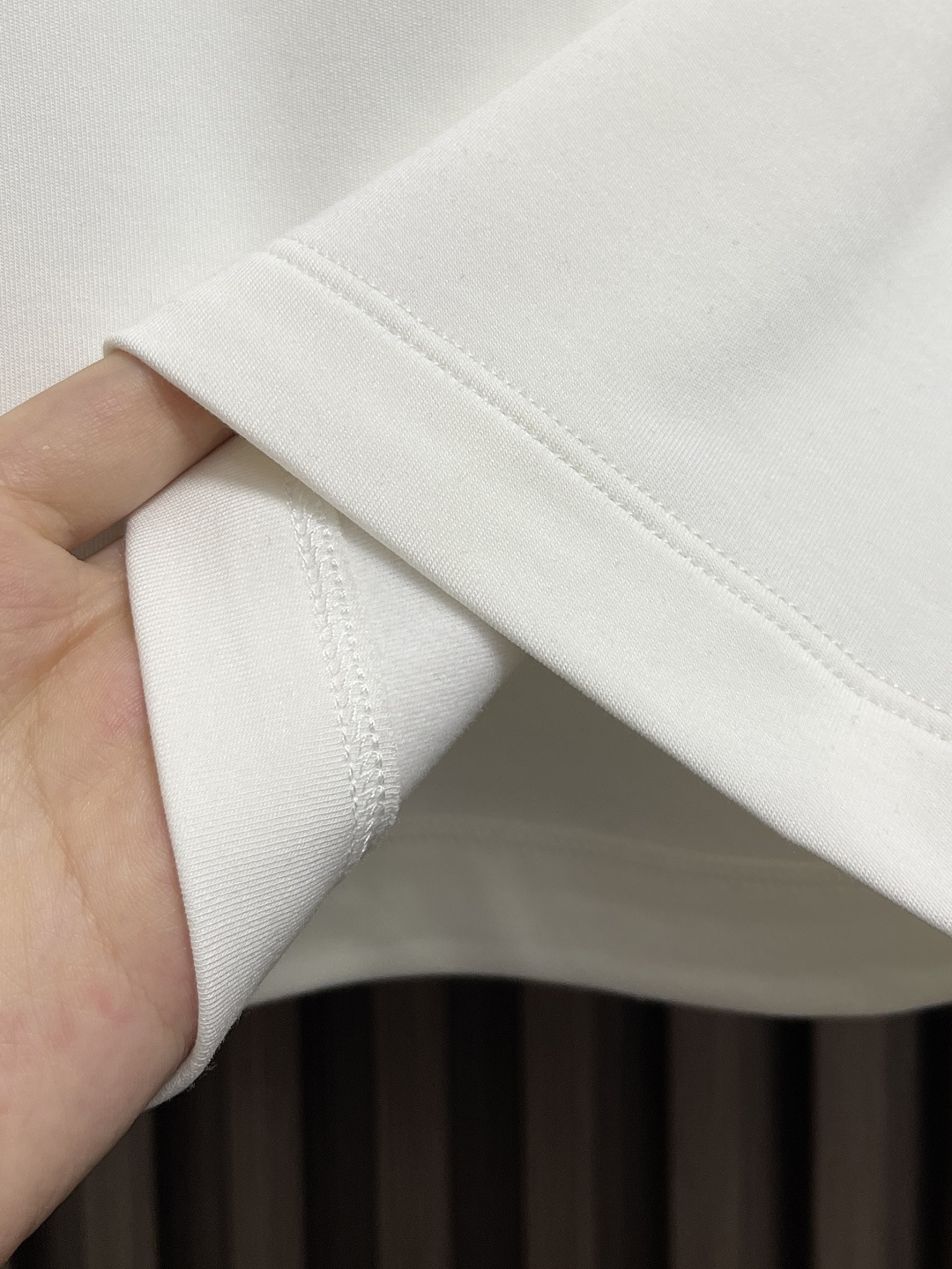 🛒🛒Balenciaga 刺绣logo标识长袖T恤，采用100％定织定染纯棉面料 手感柔软舒适 运用万针