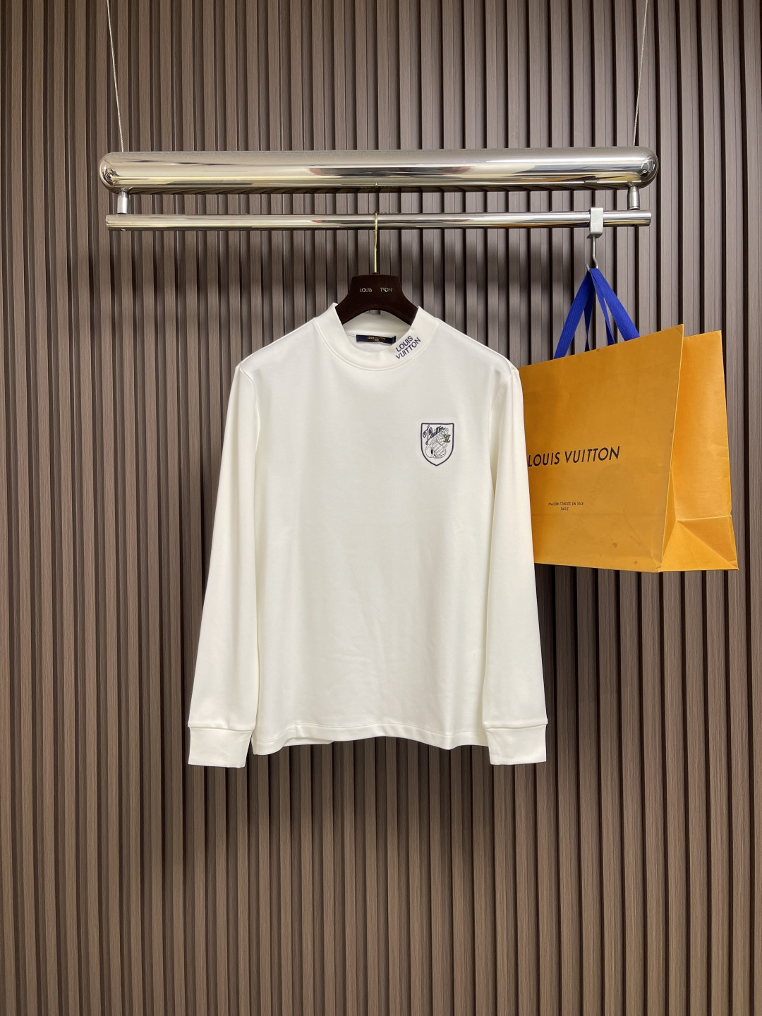 NO:539556,LV 2025fw three-dimensional logo embroidered logo long-sleeved T-shirt, customized 260g cotton double yarn tight and smooth fabric, clean cloth surface, clear cloth pattern, very delicate and solid feel, more strong, tight and wear-resistant, three-dimensional positioning and tailoring of the dress. Size M-3XL,,louis vuitton,tees, t-shirt,alexander wang19860909LV 2025fw立体标识刺绣logo长袖t恤,定制260g全棉双纱紧密爽滑面料,布面干净,布纹清晰,手感非常细腻扎实,更加力挺 紧实耐磨,整衣立体定位剪裁.尺码M-3XL,,louis vuitton,tees，t-shirt,alexander wang,Men's clothing