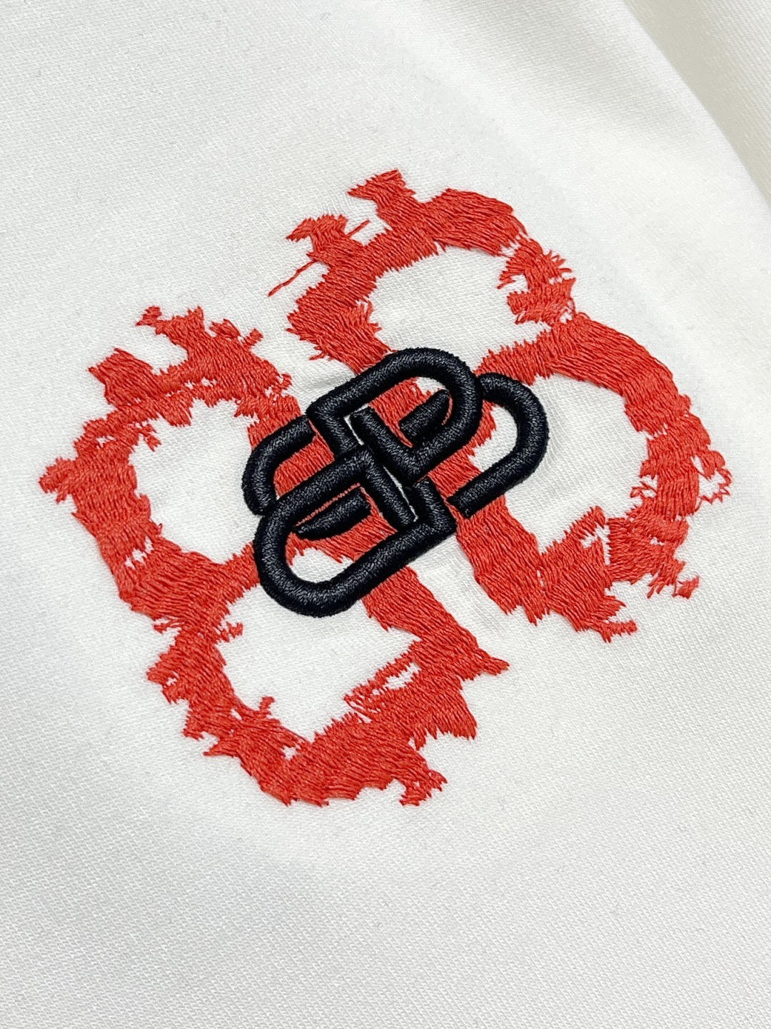 🛒🛒Balenciaga 刺绣logo标识长袖T恤，采用100％定织定染纯棉面料 手感柔软舒适 运用万针