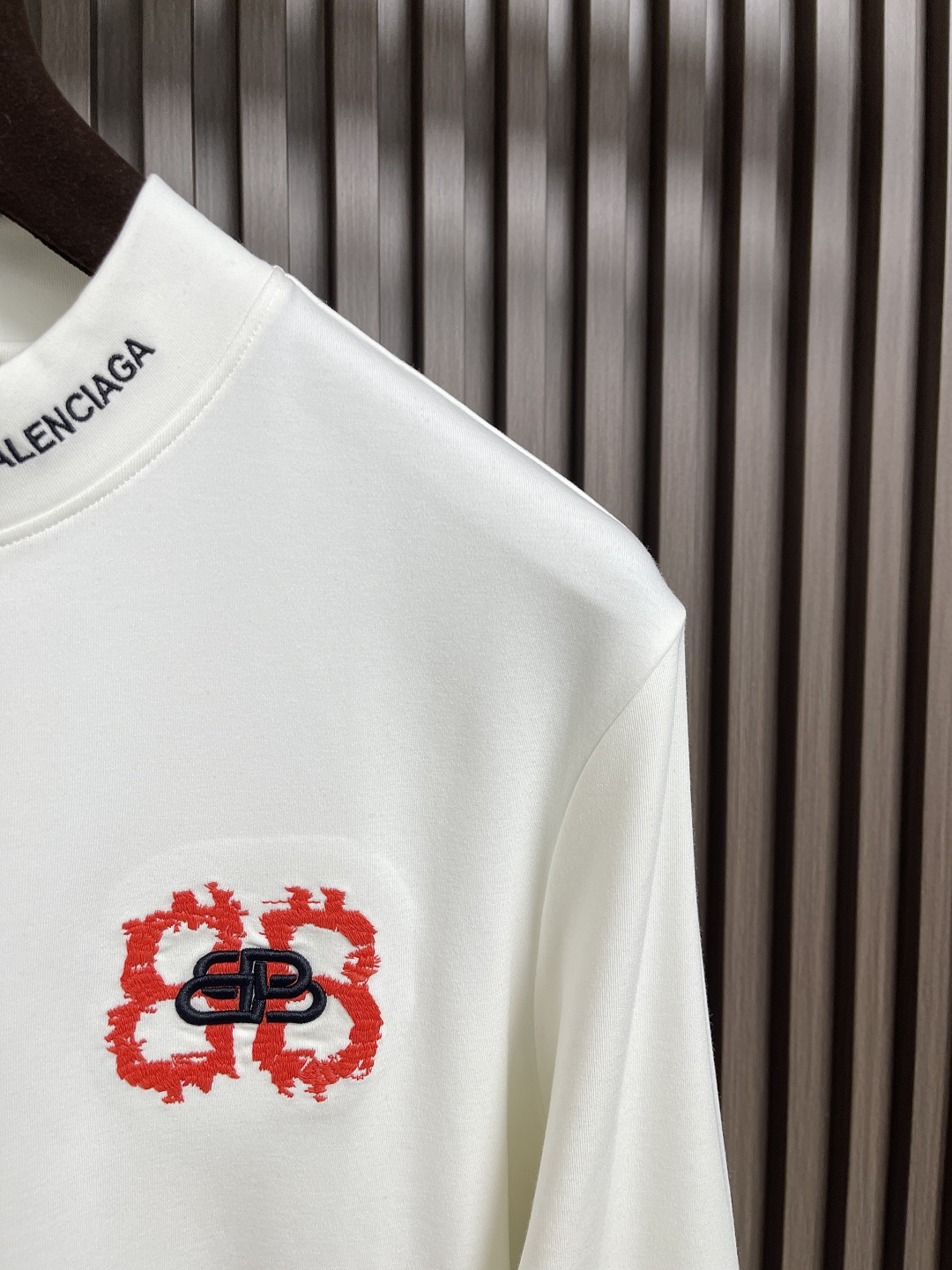 🛒🛒Balenciaga 刺绣logo标识长袖T恤，采用100％定织定染纯棉面料 手感柔软舒适 运用万针