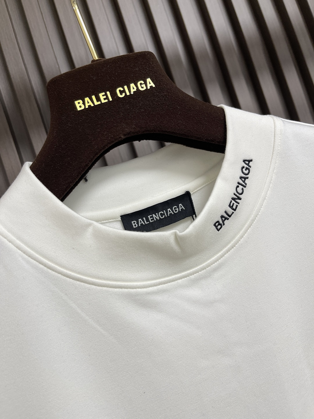 🛒🛒Balenciaga 刺绣logo标识长袖T恤，采用100％定织定染纯棉面料 手感柔软舒适 运用万针