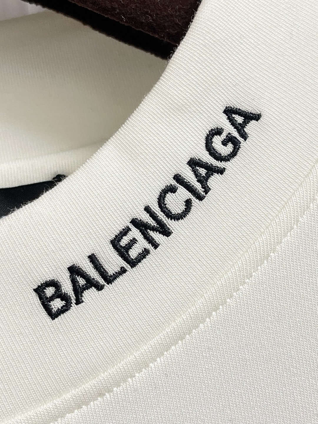 🛒🛒Balenciaga 刺绣logo标识长袖T恤，采用100％定织定染纯棉面料 手感柔软舒适 运用万针