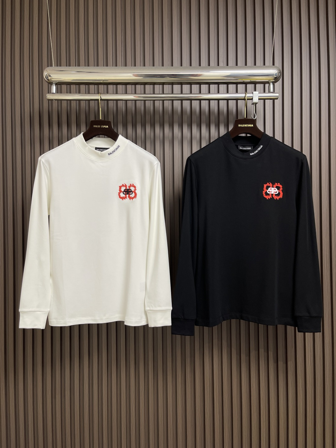 🛒🛒Balenciaga 刺绣logo标识长袖T恤，采用100％定织定染纯棉面料 手感柔软舒适 运用万针