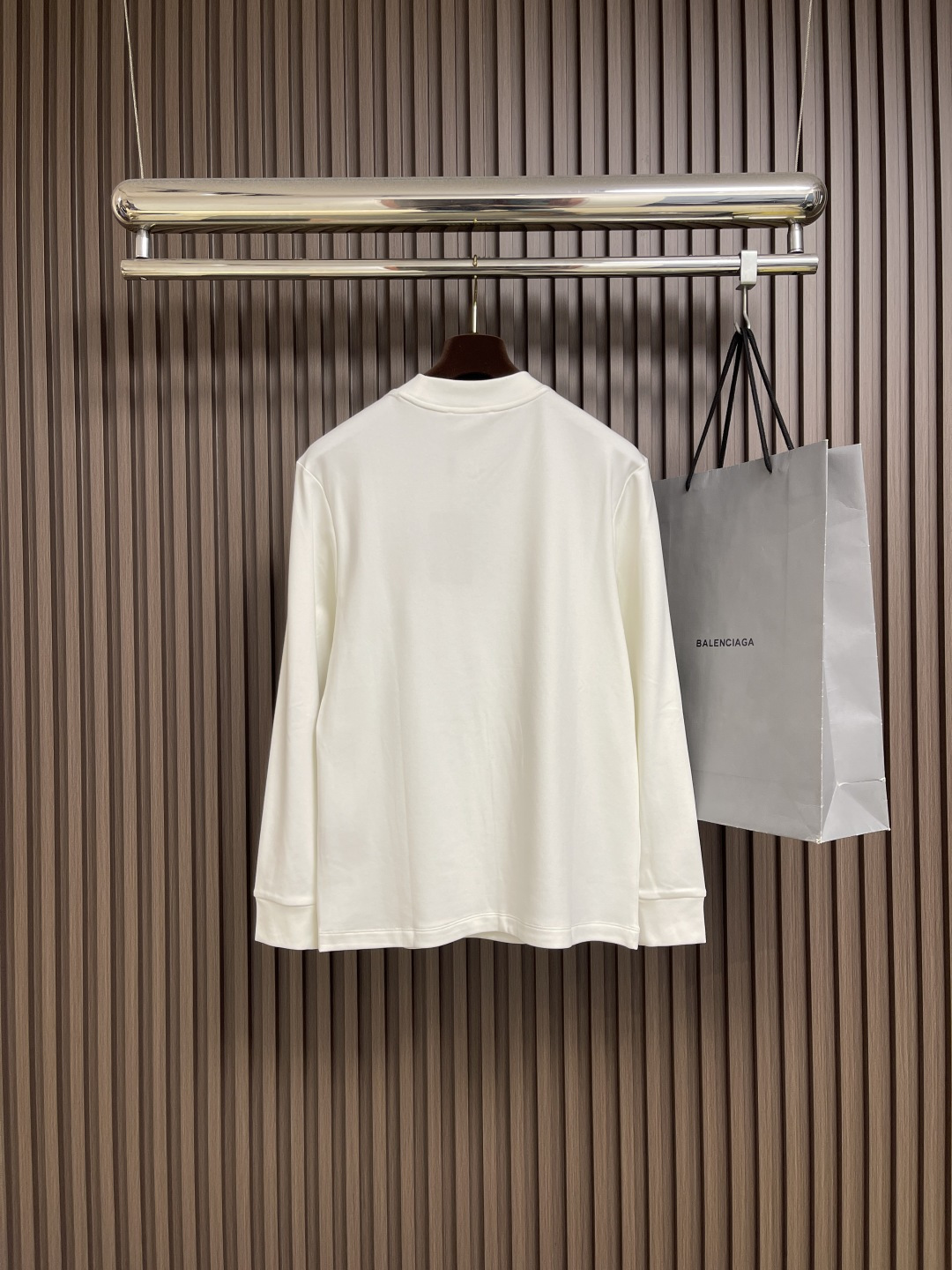 🛒🛒Balenciaga 刺绣logo标识长袖T恤，采用100％定织定染纯棉面料 手感柔软舒适 运用万针