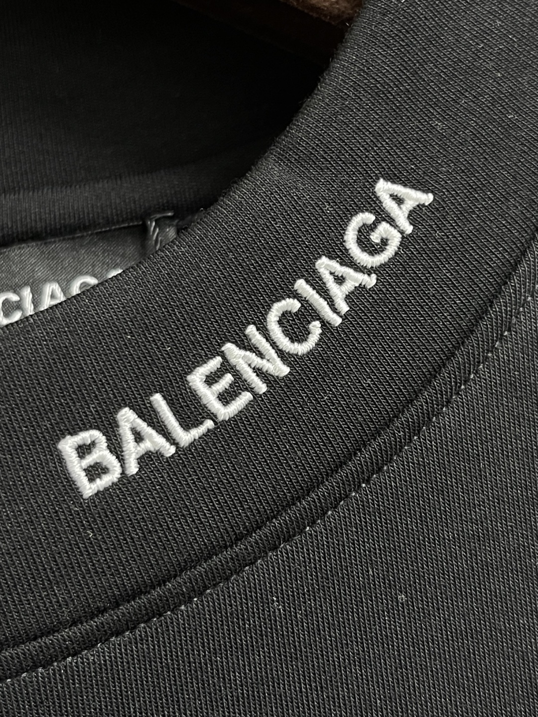 🛒🛒Balenciaga 刺绣logo标识长袖T恤，采用100％定织定染纯棉面料 手感柔软舒适 运用万针
