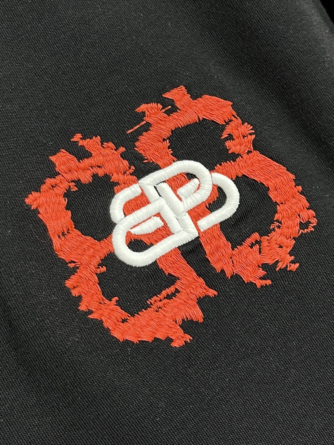 🛒🛒Balenciaga 刺绣logo标识长袖T恤，采用100％定织定染纯棉面料 手感柔软舒适 运用万针