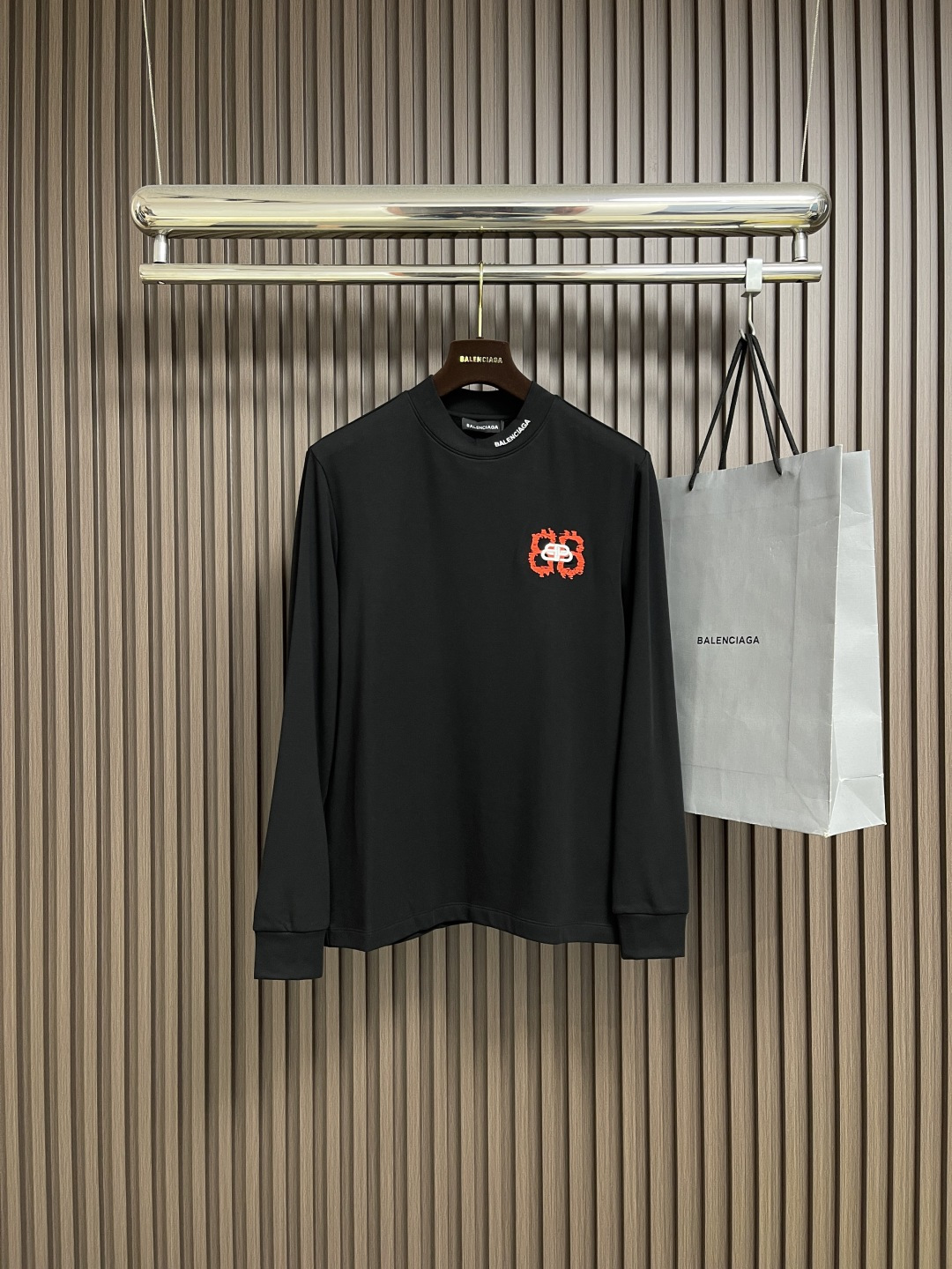🛒🛒Balenciaga 刺绣logo标识长袖T恤，采用100％定织定染纯棉面料 手感柔软舒适 运用万针