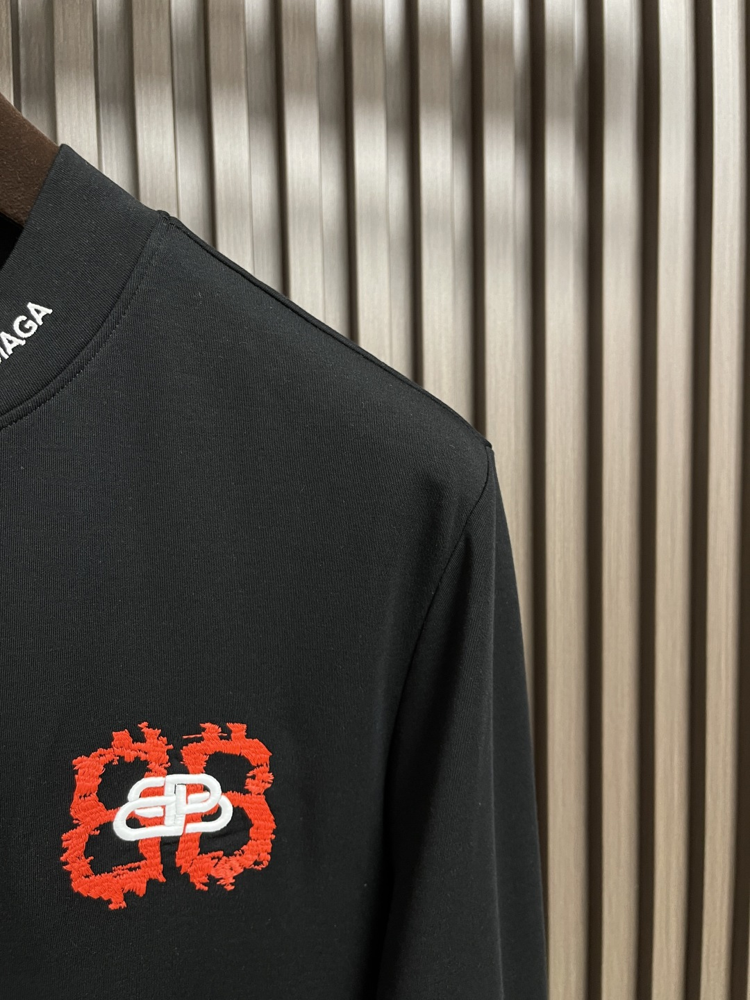 🛒🛒Balenciaga 刺绣logo标识长袖T恤，采用100％定织定染纯棉面料 手感柔软舒适 运用万针