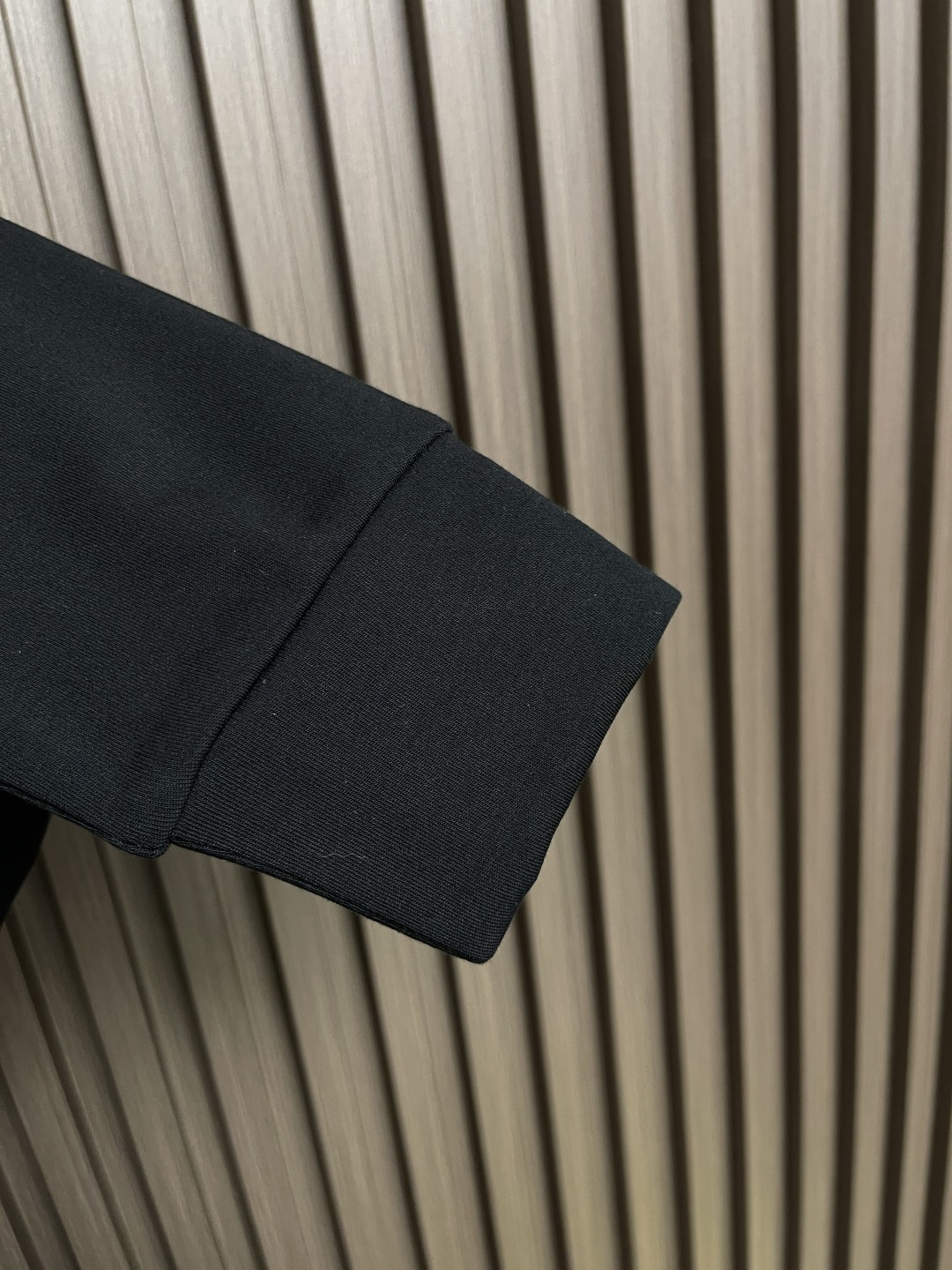 🛒🛒Balenciaga 刺绣logo标识长袖T恤，采用100％定织定染纯棉面料 手感柔软舒适 运用万针