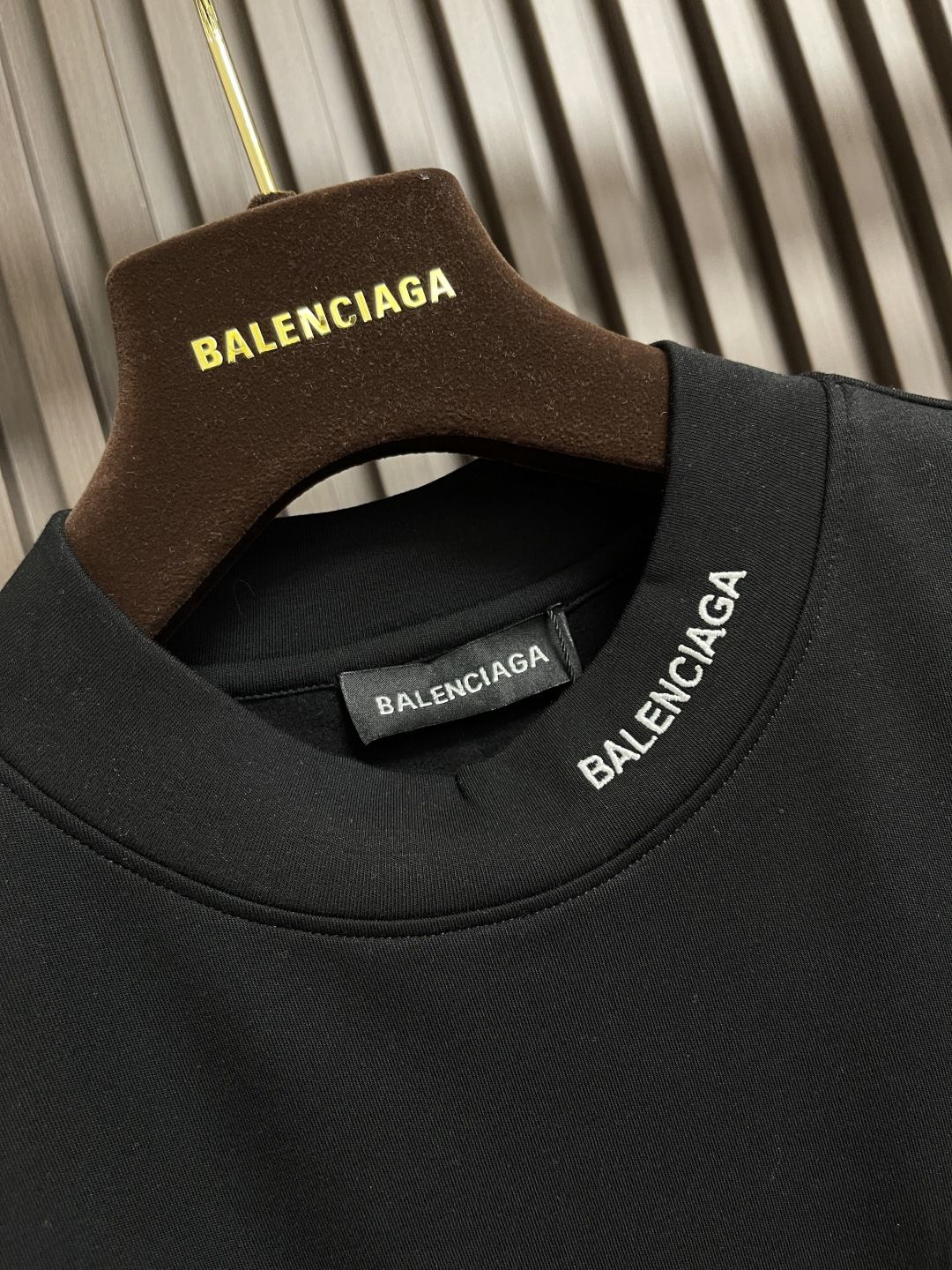 🛒🛒Balenciaga 刺绣logo标识长袖T恤，采用100％定织定染纯棉面料 手感柔软舒适 运用万针