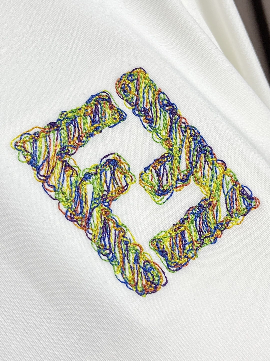 🛒🛒FENDI 2025SS早秋圆领长袖t恤，进口原版面料，顶级刺绣工艺字母图案logo，独特设计，上身